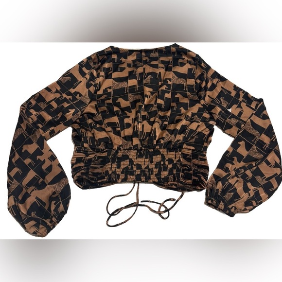 Milk & Honey Animal Print V Neck Scrunch Tie Top Size M - Picture 2 of 5